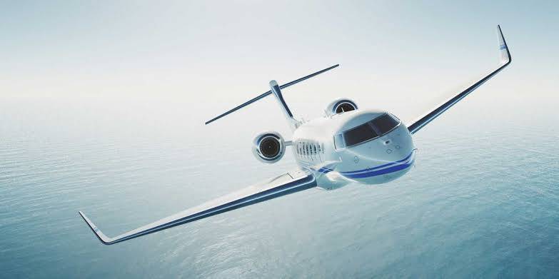 How do airplanes fly in the sky?