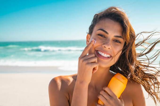 How does sunscreen protect the skin?
