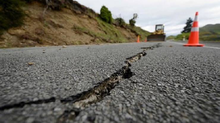 How do earthquakes happen?