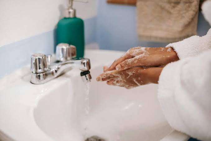 How does soap remove oil?