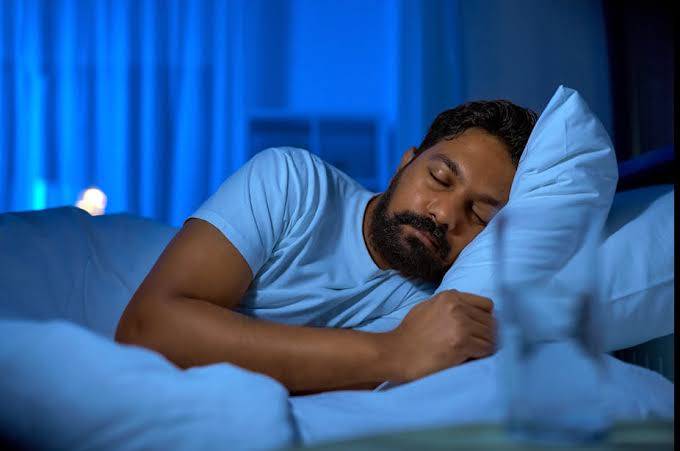 Which gland regulates sleep cycles?