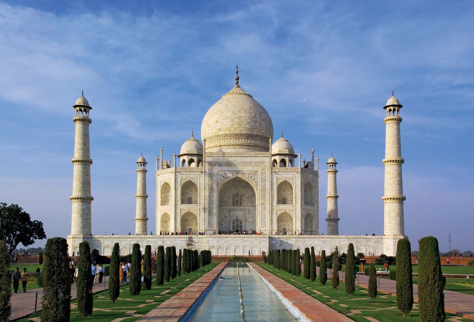 Which Mughal emperor built the Taj Mahal?